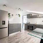 Center Mayess Aparment Apartman *