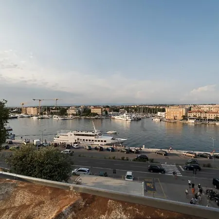 Center Mayess Aparment زادار